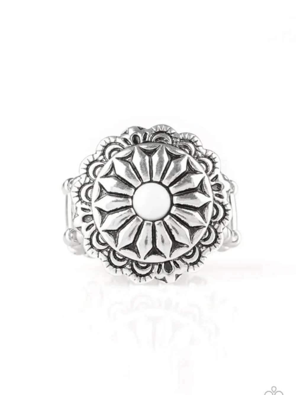 Paparazzi Jewelry Accessories - Daringly Daisy - White Ring - Vintage